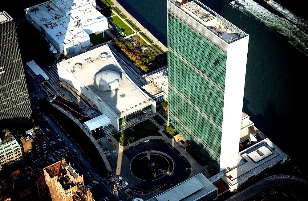 Штаб-квартира ООН В Нью-Йорке. Здание штаб-квартиры ООН В Нью-Йорке. Комплекс зданий ООН В Нью-Йорке. Штаб-квартира ООН В Нью-Йорке Оскар Нимейер.
