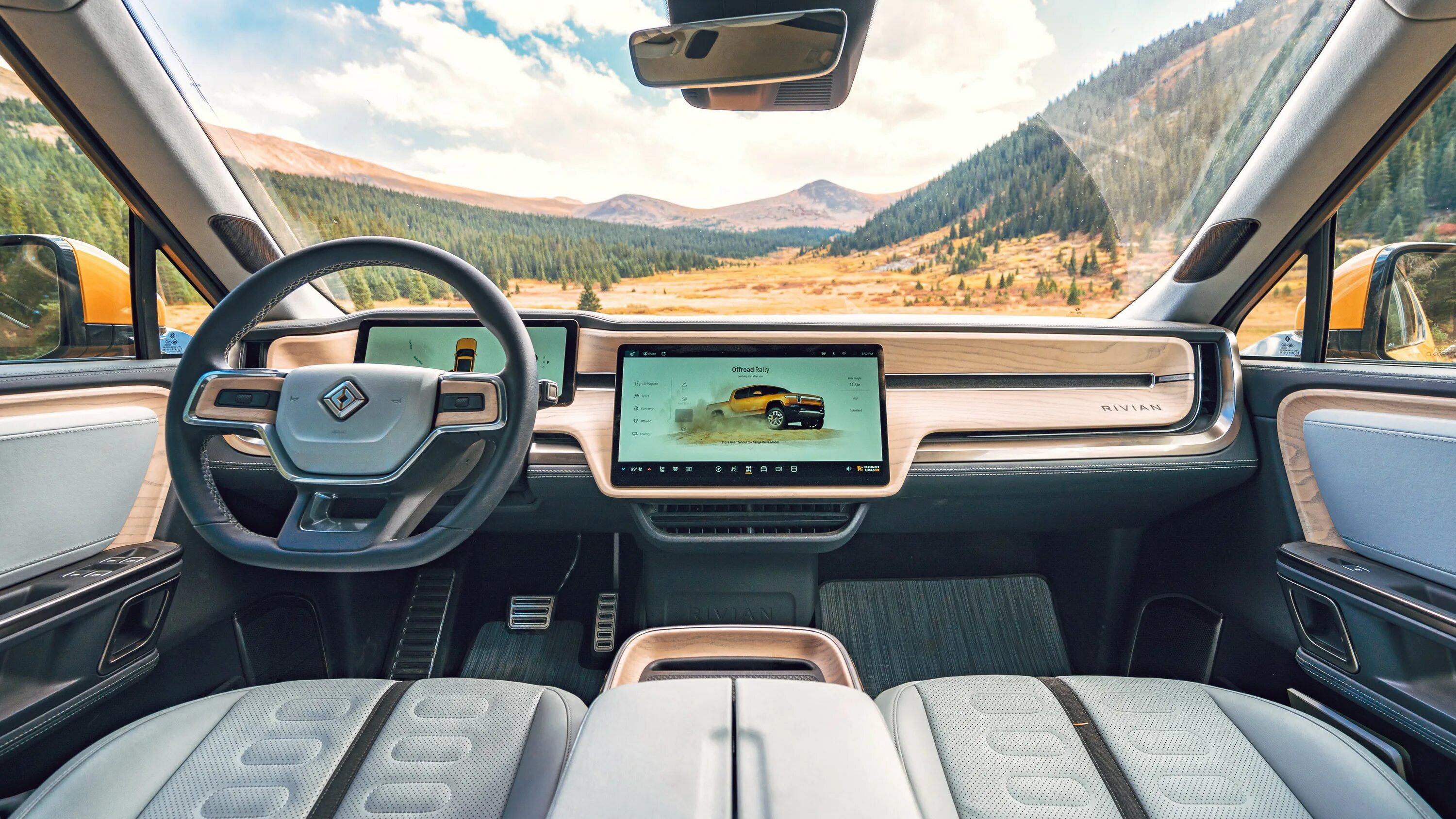 Rivian r3. Rivian r1s 2025. 2025 rivian r1t. rivian r1t салон. rivian седан.