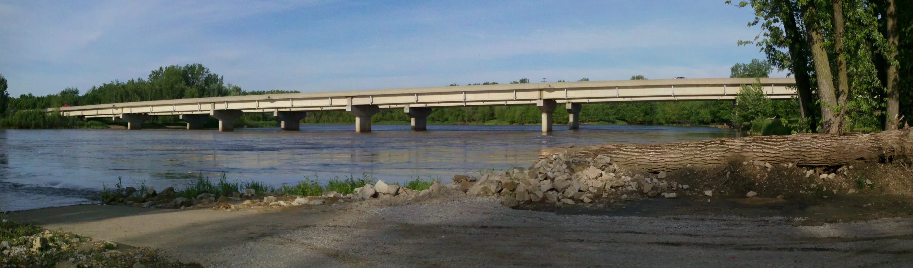 Железная дорога пересекает реку. Река де Мойн. Pleasant Hill, Missouri.