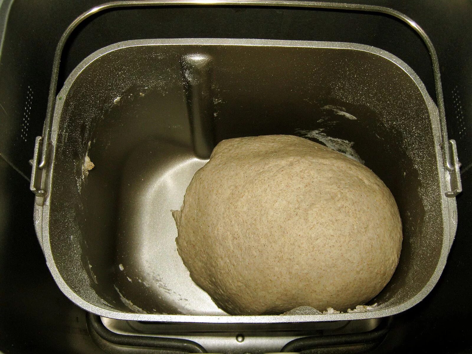 Хлебопечки замешивания теста. Тесто в хлебопечке. Тесто для хлебопечки. Тесто на хлеб в хлебопечке. Хлебопечка с замешиванием теста.