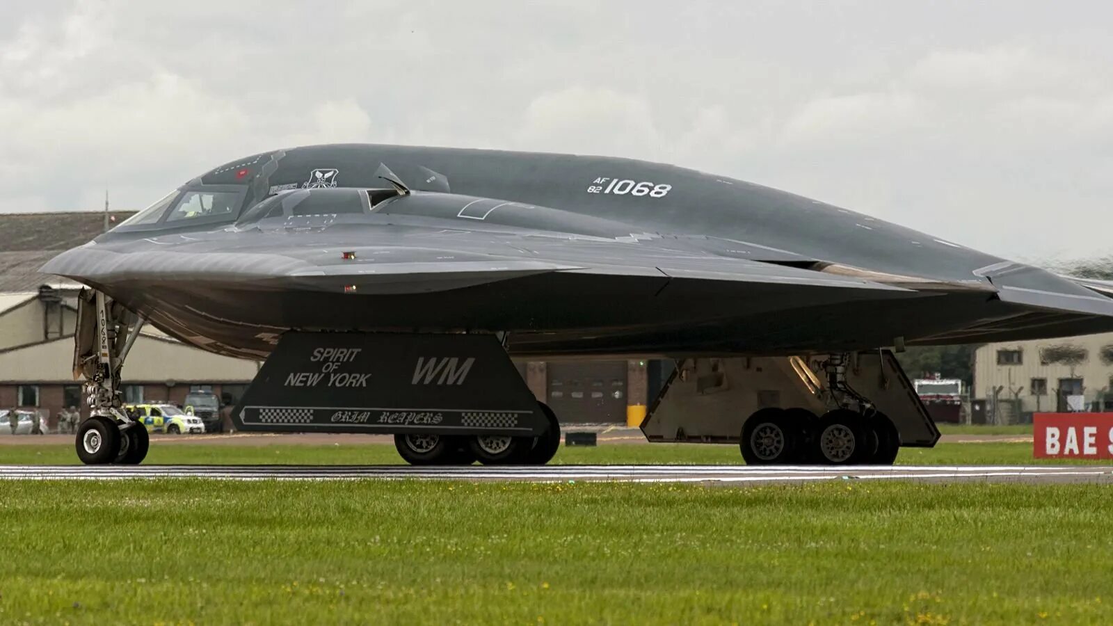 B-2 Spirit: стелс-бомбардировщик. Стелс б2 спирит. Стелс самолет b2. B-2 Spirit Stealth Bomber.