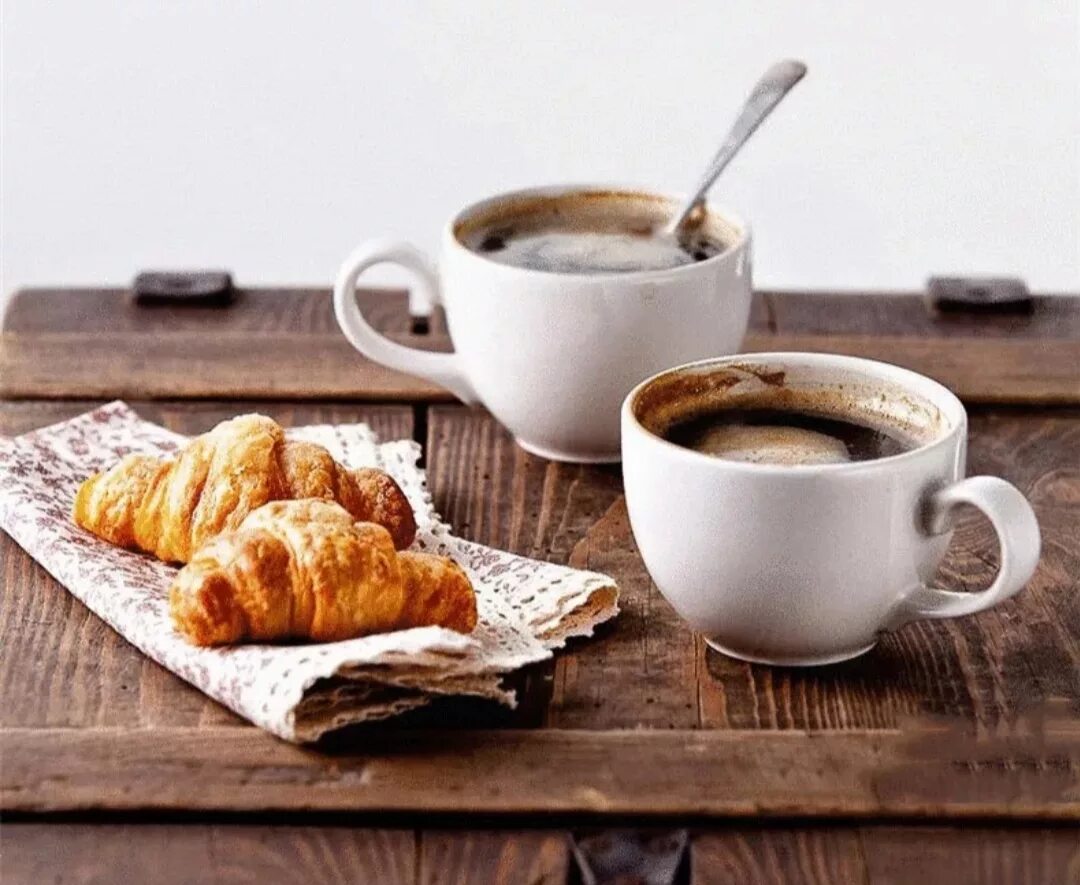 Два утра. Чашка кофе. Две чашки кофе с круассанами. Доброе утро кофе завтрак. Доброе утро кофе на двоих.