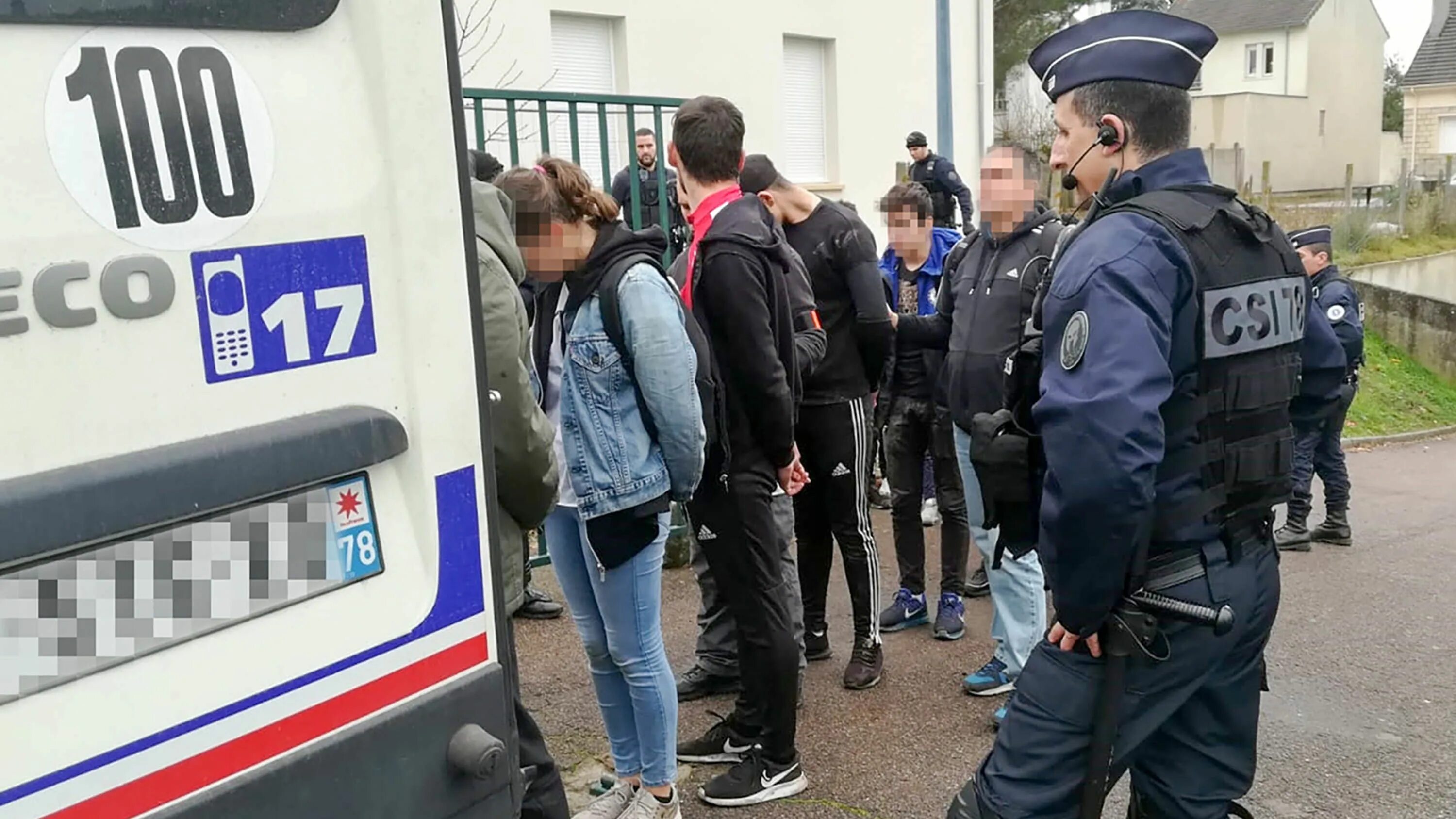 Арест даже. Полиция Франции в гражданке. Французская полиция аресты. Платная полиция. Оскорбил полицейского.