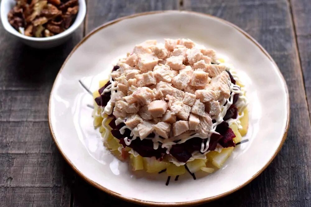 Рецепт салата с курицей грибами грецкими орехами. Салат посыпанный грецкими орехами. Салат с курицей шампиньонами и грецким орехом. Салат с говядиной и грецкими орехами. Салат с куриной грудкой и грецкими орехами.