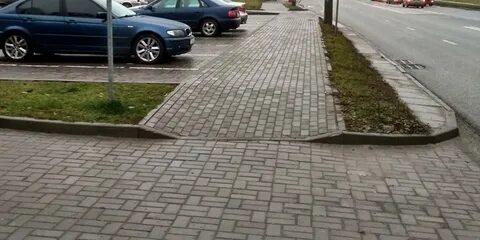 Параллельно тротуару