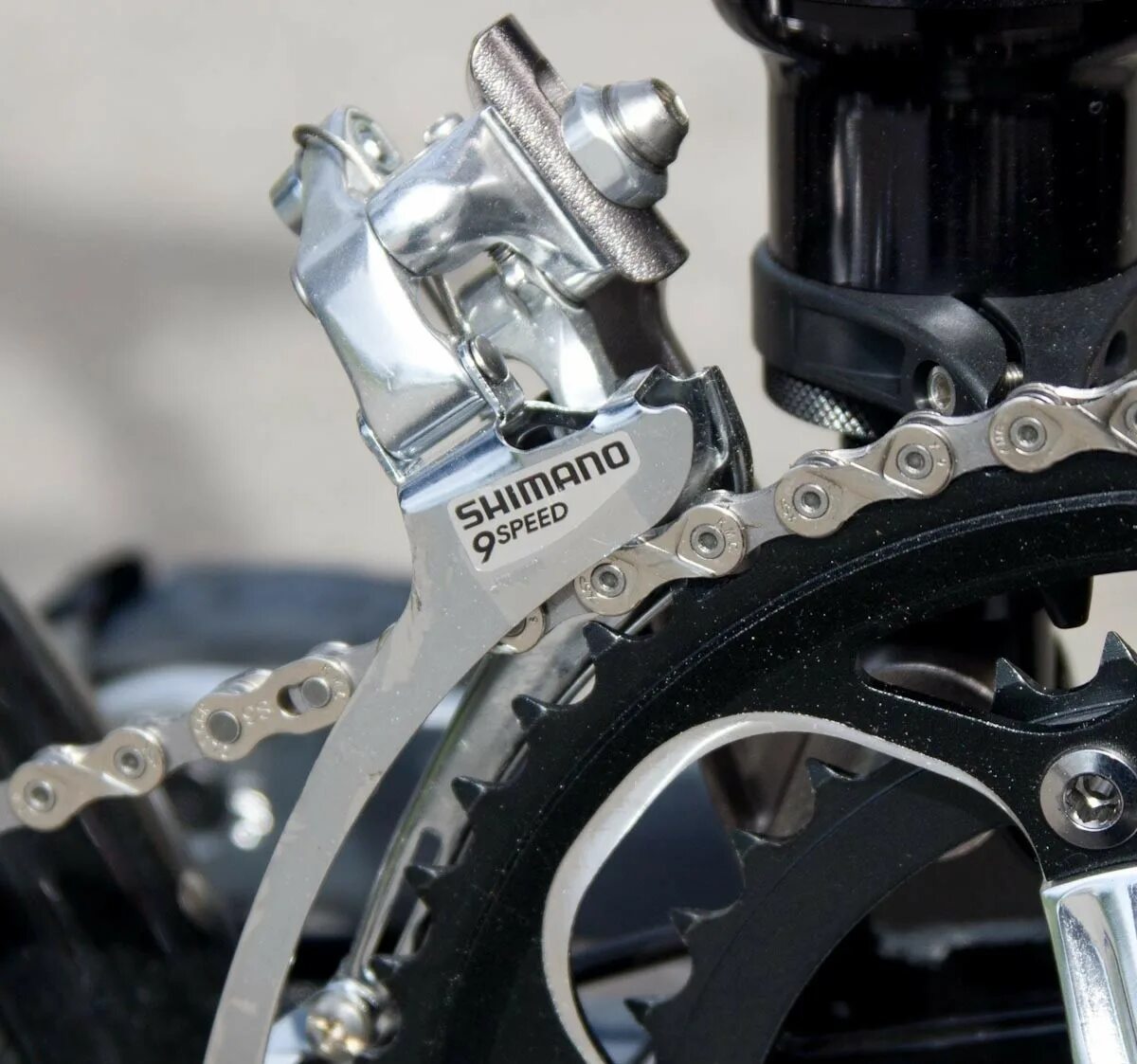 Переднее переключение скоростей на велосипеде. Передний переключатель Shimano. Передний переключатель шимано Кларис. Шимано диор передний переключатель. Shimano Sora передний переключатель.