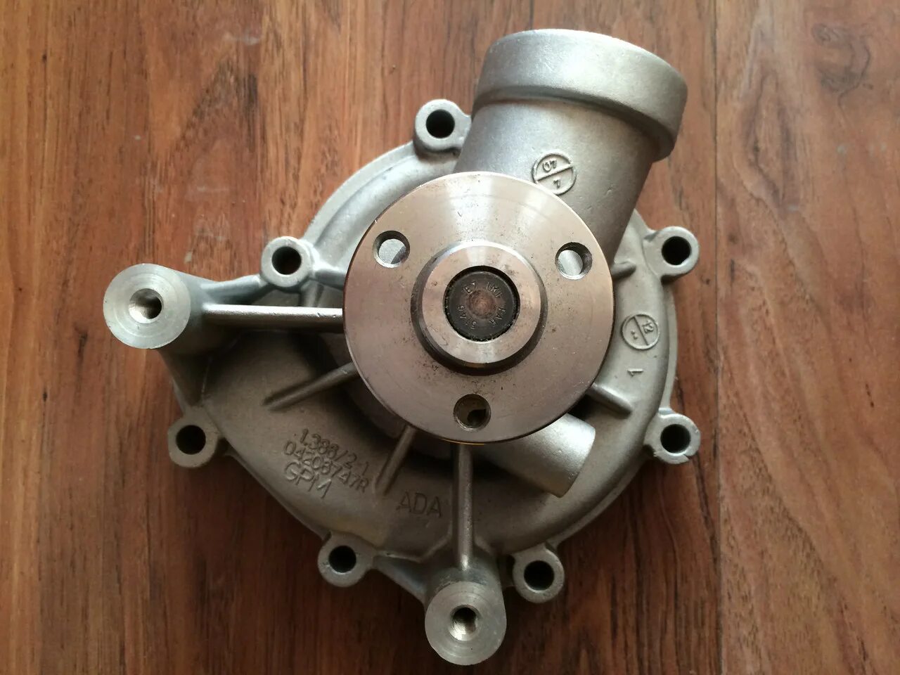 Помпа двигателя дизель. Помпа iveco 8040. 2l. Помпа водяная форд фокус 1. Land rover freelander 2001 насос масляный.