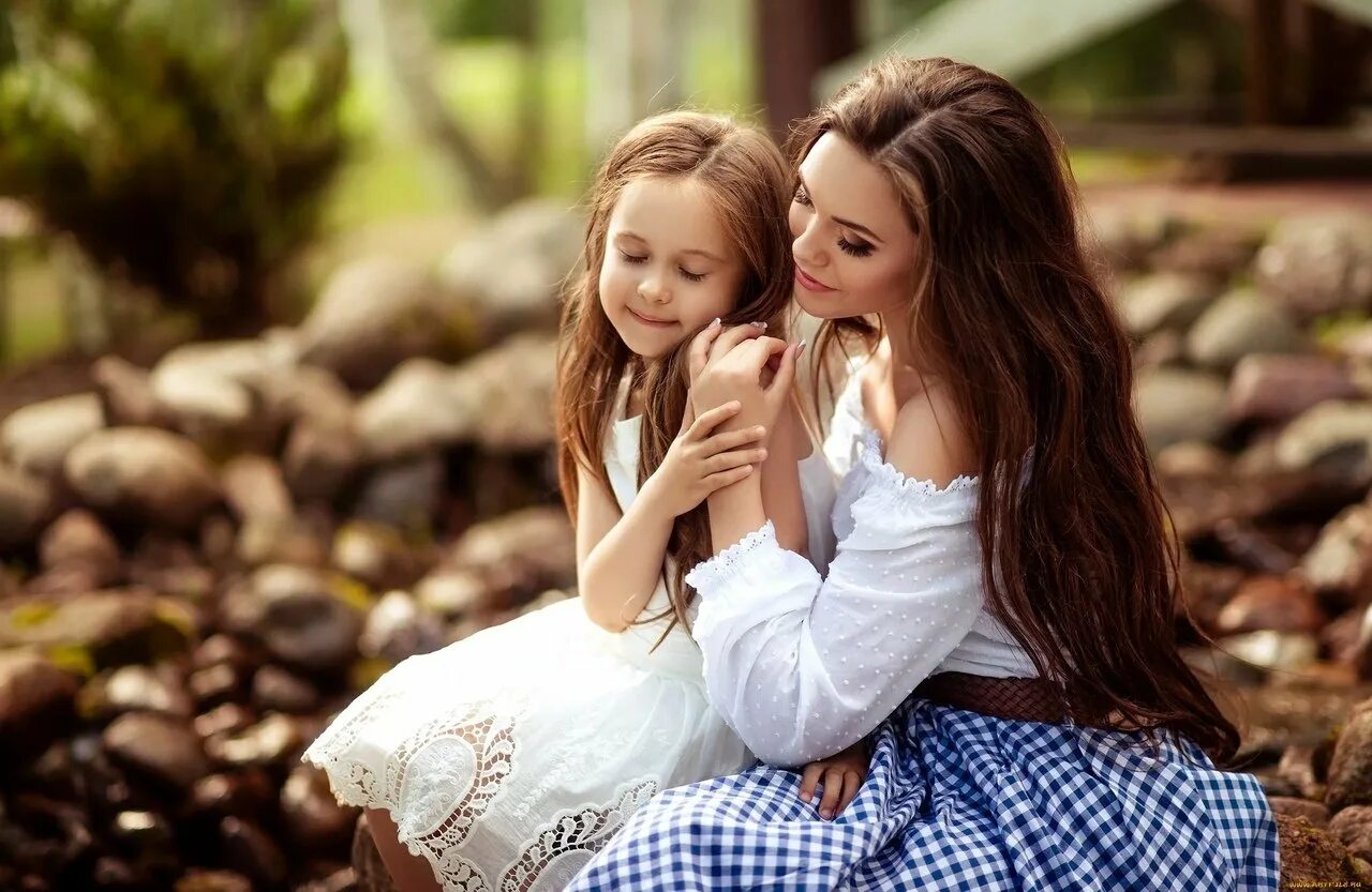 Красивая дочка. Дочь красивее других. Мама и дочка. Красивая мама с дочкой. Красивая мама с ребенком.