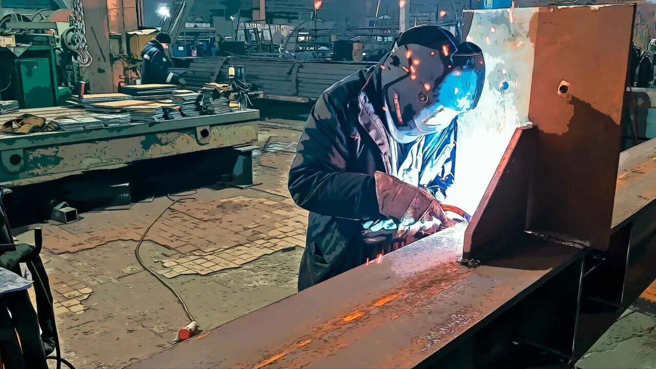 Работа сварщиком москва и московская. Сварка работа. Металлоизделия сварка. Сварочный цех. Слесарь сварщик.