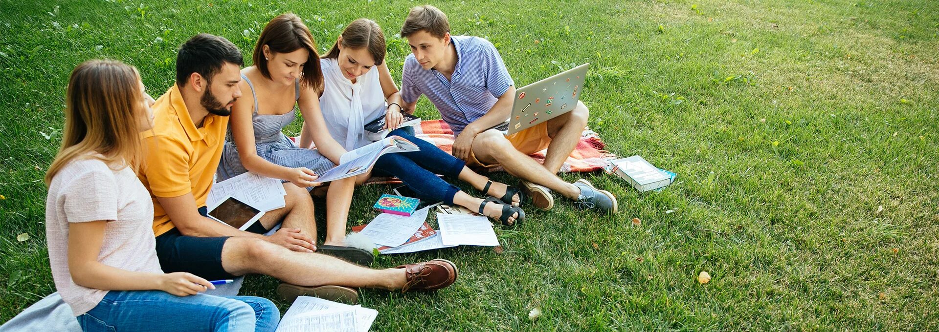 Student park. Студенты в парке. Студенты на отдыхе. Студенты на газоне. Студенты на свежем воздухе.