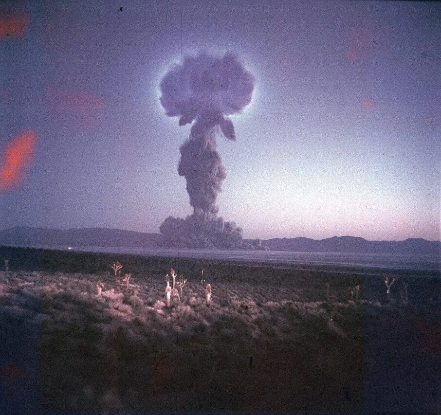 Ядерный взрыв в воздухе. Ядерный взрыв в Неваде 1957. Испытание ядерной бомбы в Неваде. Ядерный гриб. Тактический ядерный взрыв.