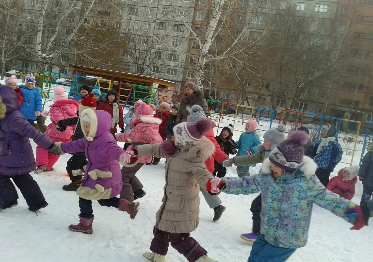 Зимние забавы в детском саду на улице. Зимнее развлечение на улице в детском саду. Зимние детские игры. Измние игры в детском саду. Игровая зимой сценарий