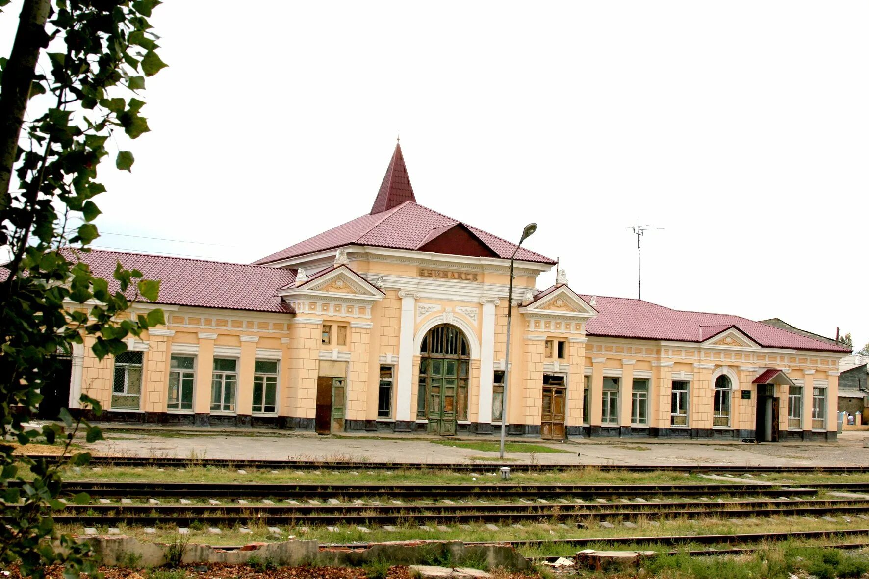 ЖД станция Буйнакск. ЖД станция вокзал Буйнакск. Станция Буйнакск Дагестан. Краеведческий музей Буйнакск.
