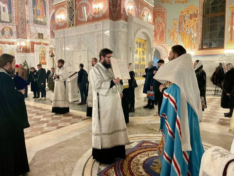 константинополь хиротония. фиолетовое облачение литургия. облачение обрезание василия великого. епископ пантелеимон шатов в облачении. облачение на обрезание господне.