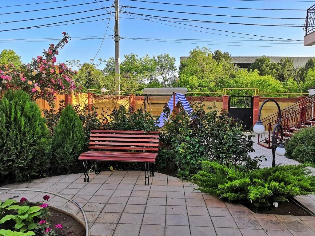 Частный сектор витязево 2023. Домик администрации база отдыха. Улица горького витязево. Гостевой дворик. Гостевой дворик.