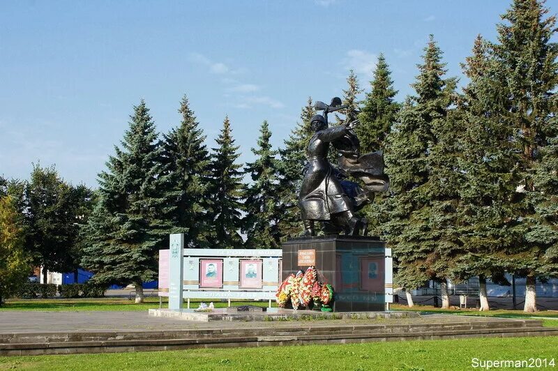 Г александров памятники. Комсомольская площадь Александров. Александров площадь города. Памятники города Александрова. Памятники города Александрова Владимирской области.