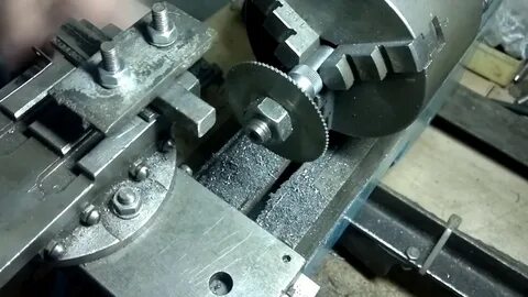 На токарном станке выполняют детали