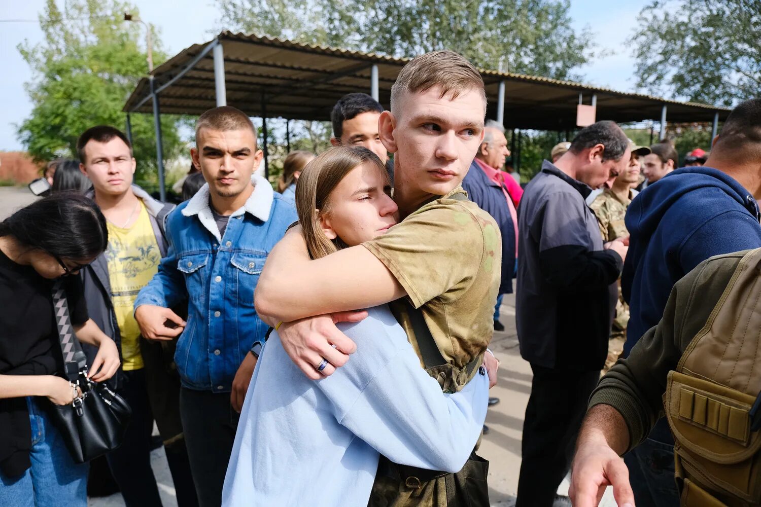 Два мобилизованных. Семьи мобилизованных. мобилизованные астраханцы. провожают мобилизованных. проводы мобилизованных.