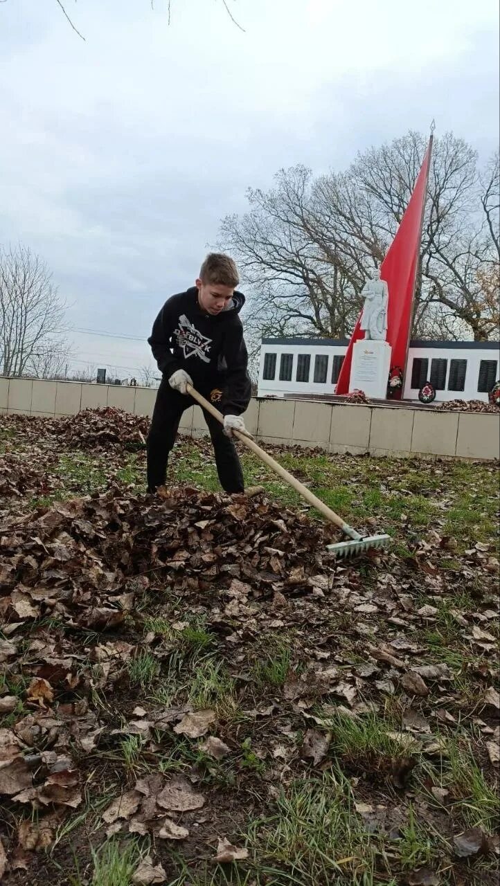 Субботник. Волонтеры убирают территорию. Волонтеры в сельской местности. Фото из субботника. Погода в кеслерово крымского