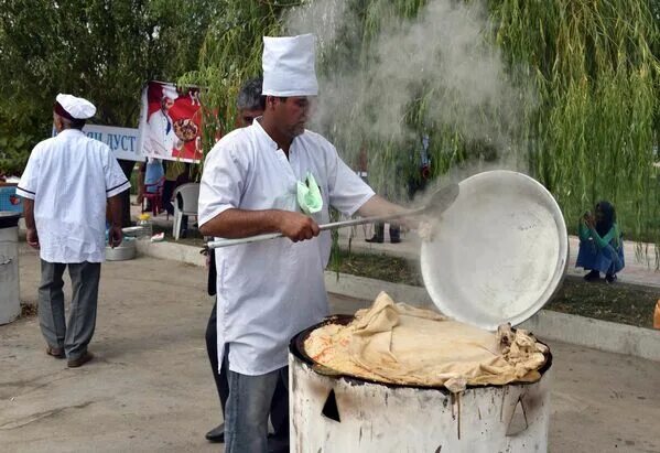 Фестиваль плова в душанбе. Плов душанбе. Оши палов нахор. Тонна плова. Плов душанбе.