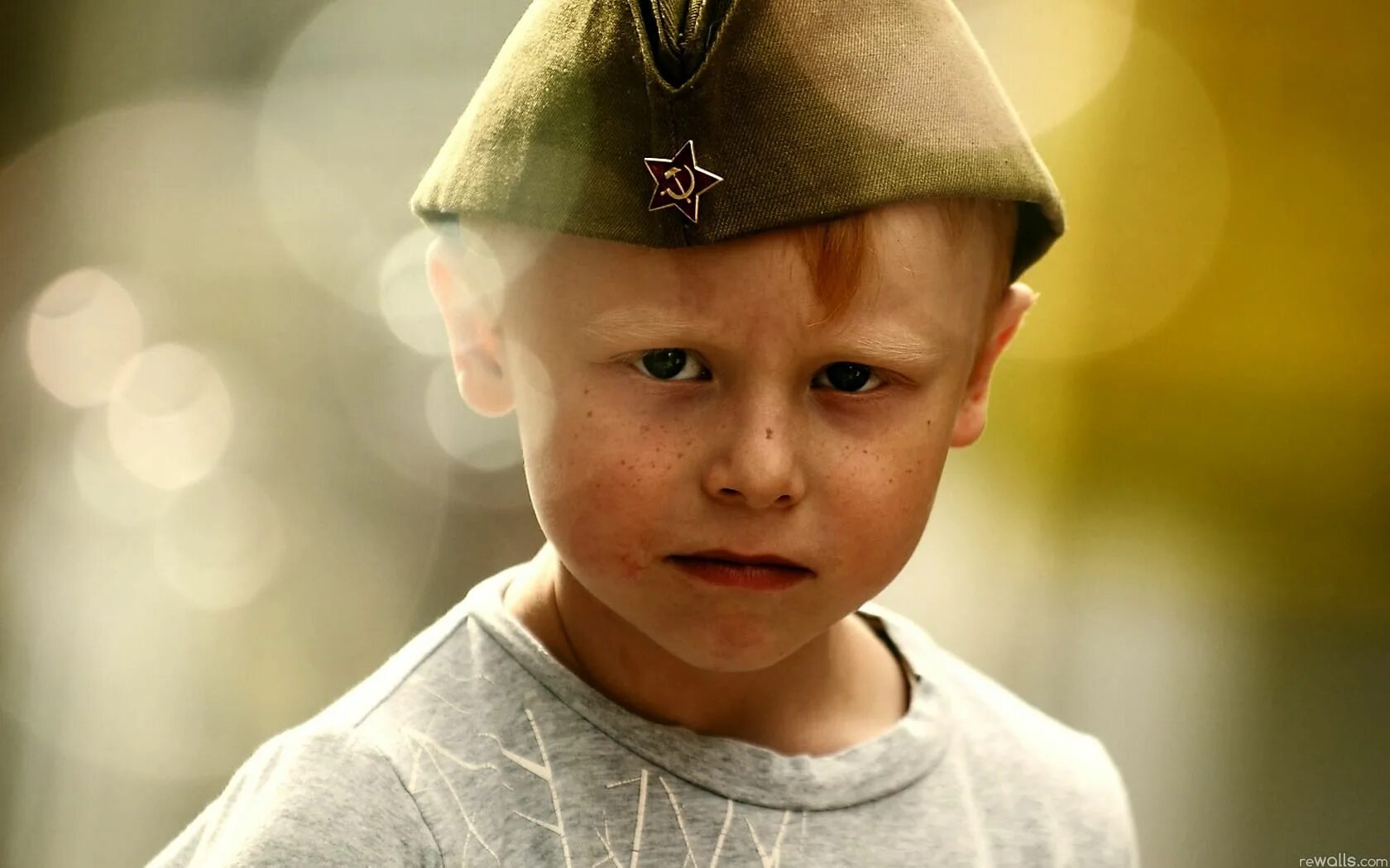 Ребенок в фуражке. Мальчик солдат. Малыш в военной форме. Мальчишки солдаты.