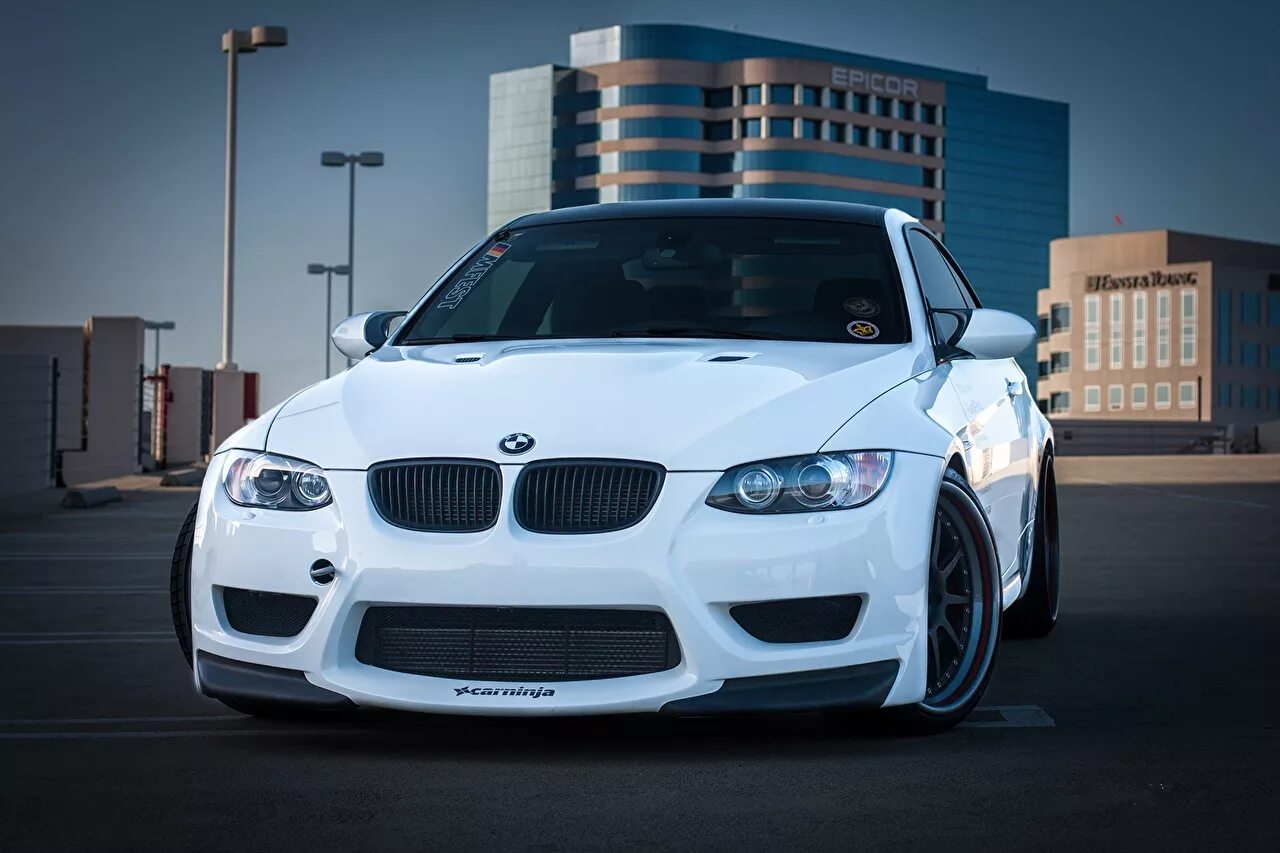 Братики машины. BMW m3 белая. BMW e92 White. BMW e92 белая. M3 e92 белая.