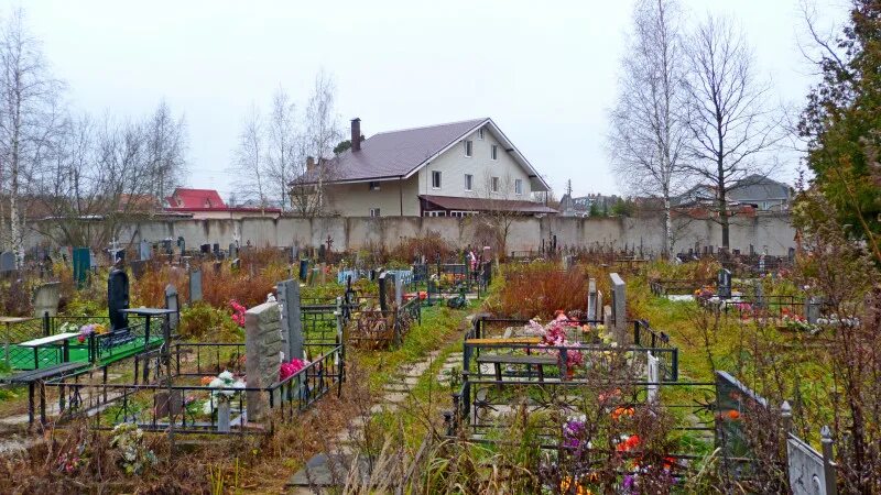 Старое кладбище солнечногорск. Могилы на военном кладбище ярославль. Спасское кладбище андреевка. Храм середниково. Кладбище в солнечногорске.