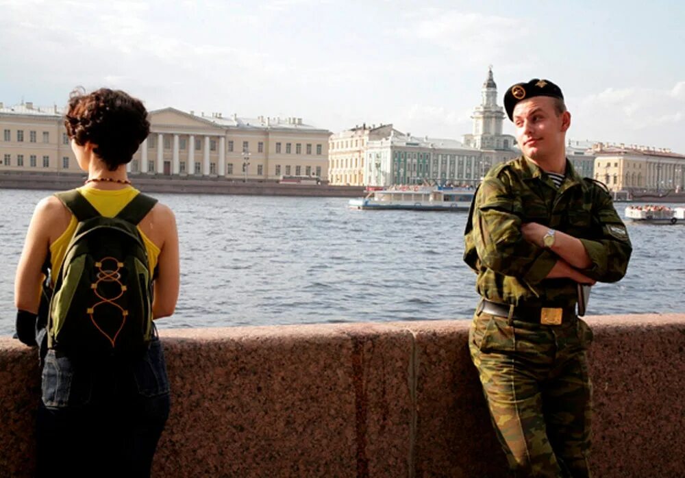 Солдат в увольнении. Увольнение военнослужащего. Солдат гуляет. Курсанты в увольнении.