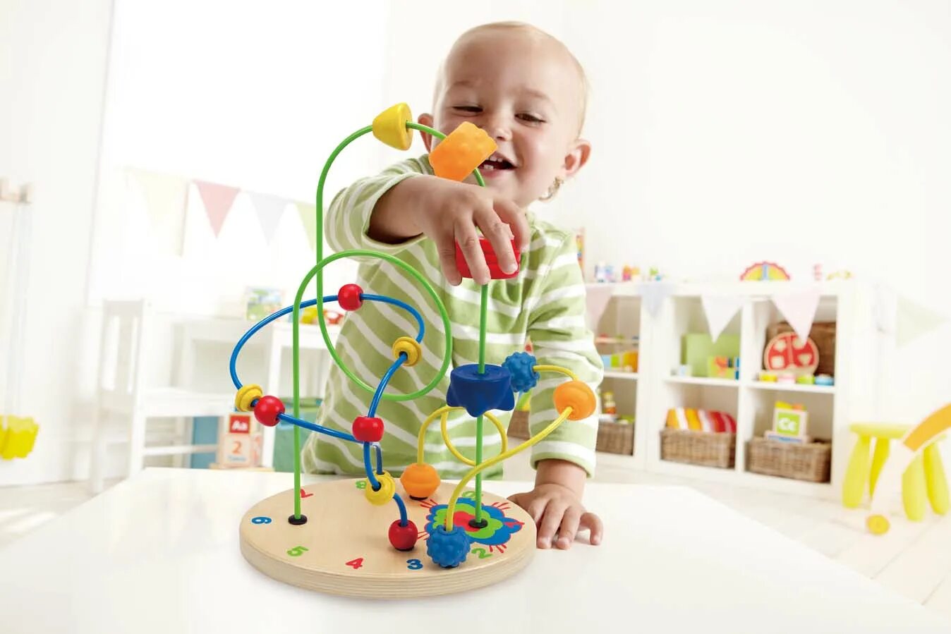 Какие игрушки нужны ребенку для развития. Развивающие игрушки для малышей. Игрушки для детей 1 год. Игрушки для малышей 6 месяцев. Развивающие игрушки на годик.