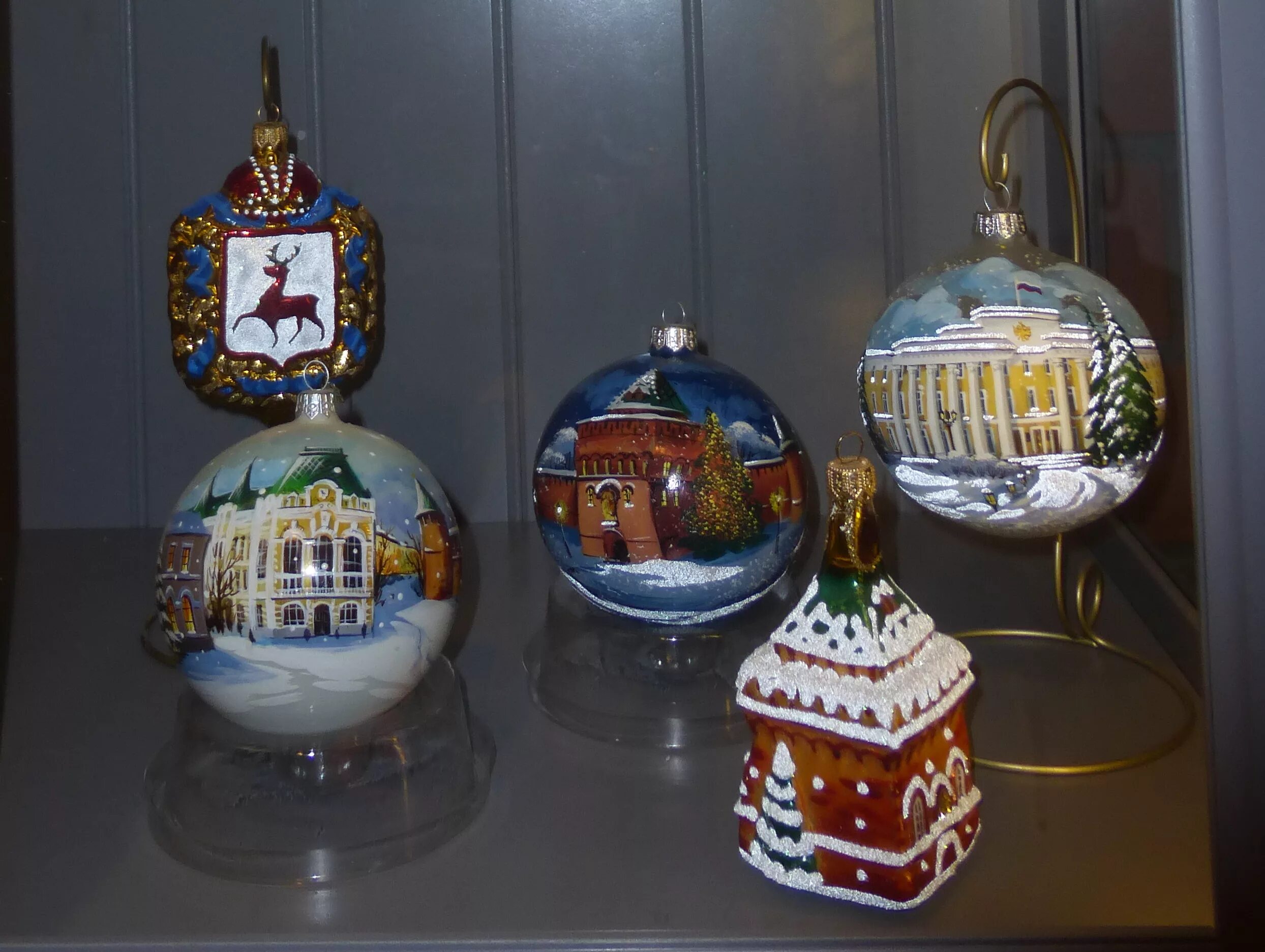 Музей елочных игрушек нижний новгород. Ариель фабрика стеклянных елочных украшений нижний новгород. Нижегородская фабрика елочных игрушек ариэль. Елочные игрушки нижегородской фабрики ариель. Елочная игрушка новгород.