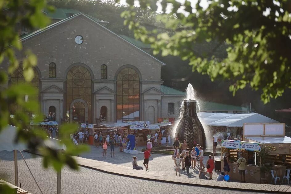 Абрау развлечения. Центр туризма Абрау Дюрсо. Посёлок Абрау-Дюрсо экскурсия. Абрау Дюрсо Новороссийск экскурсия.