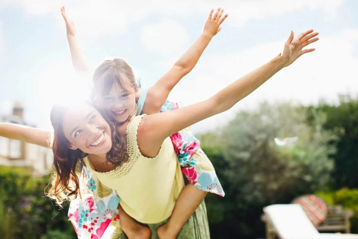 Как научиться радоваться. Дети радость. Совет радоваться жизни. Девушка свобода. Маленькие радости жизни.