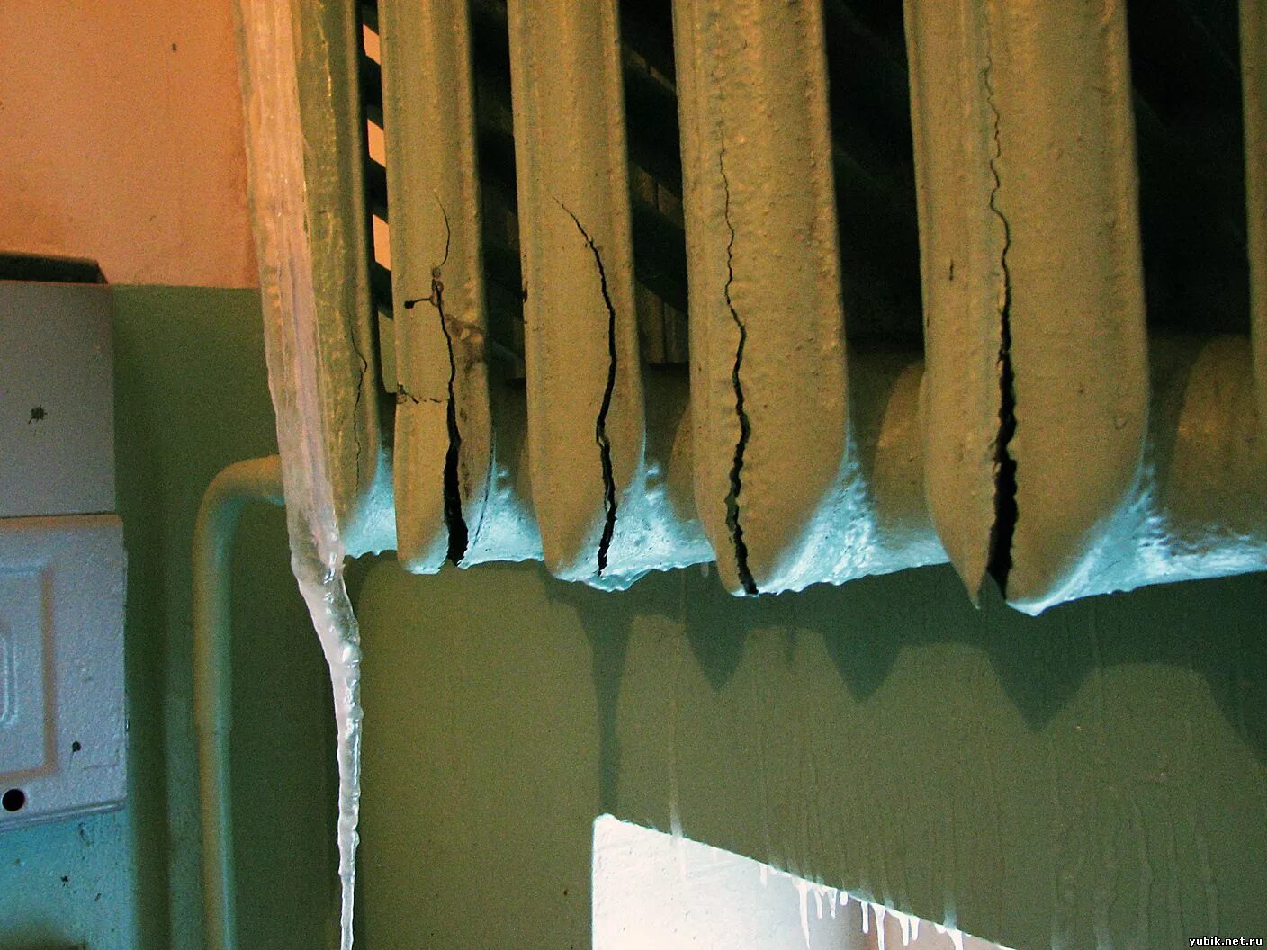 лопнула батарея. лопнула батарея. лопнул радиатор отопления. прорвало батарею отопления. лопнул радиатор отопления.