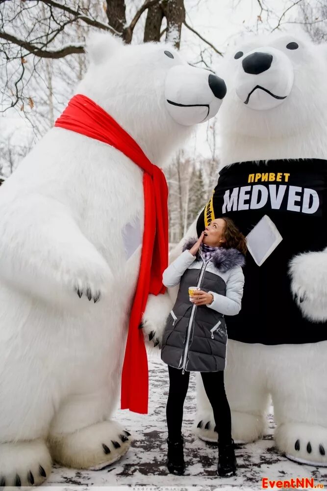 Заказать медведя поздравить. Ростовые куклы белый медведь. Ростовая кукла медведь. Ростовая кукла белый медведь. Ростовые надувные медведи белый..