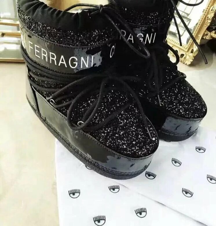 Луноходы prada. Дутыши moon boot. Луноходы кристиан диор. Баленсиага луноходы. Jog dog луноходы.