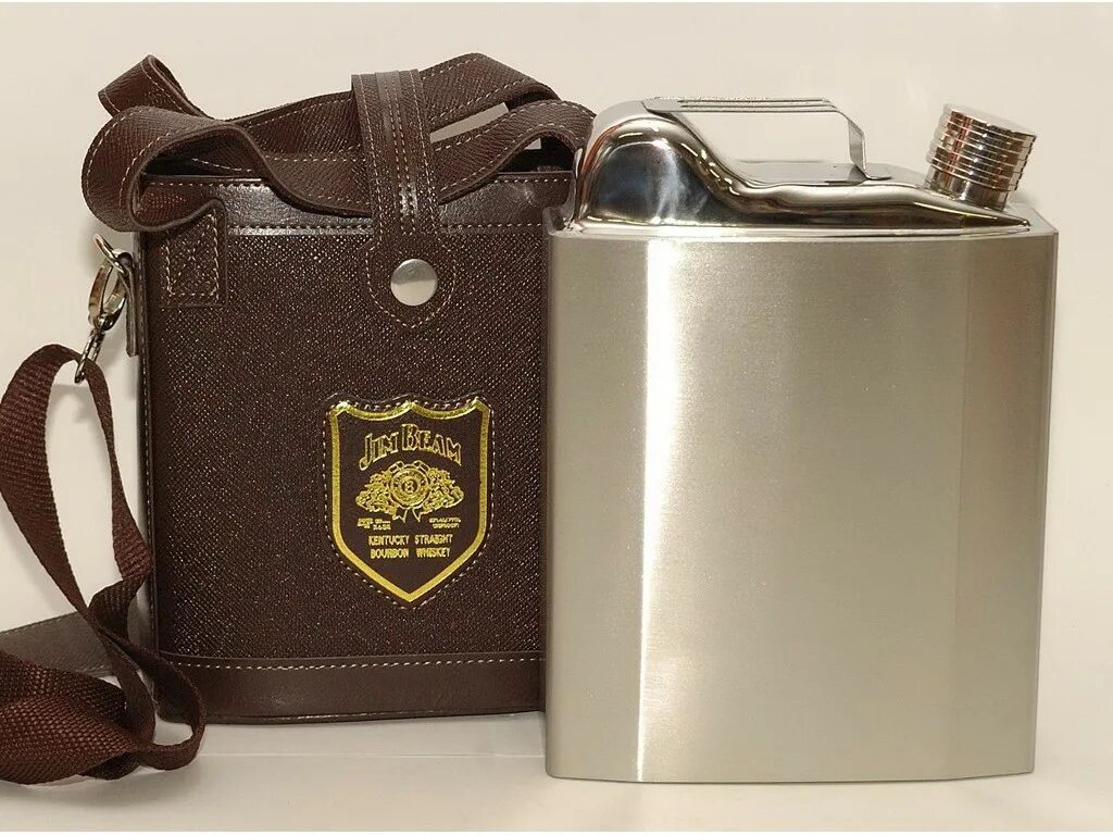 Огромная фляжка. Фляжка 1920 мл. Большая фляга. Фляга для алкоголя из нержавеющей стали обшитая кожей. Фляжка большой босс.