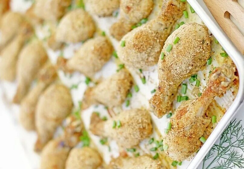 Куриные голени в панировочных сухарях. Куриные ножки в панировке. куриная голень в панировке. куриные ножки в панировочных сухарях. курица голень в панировке.
