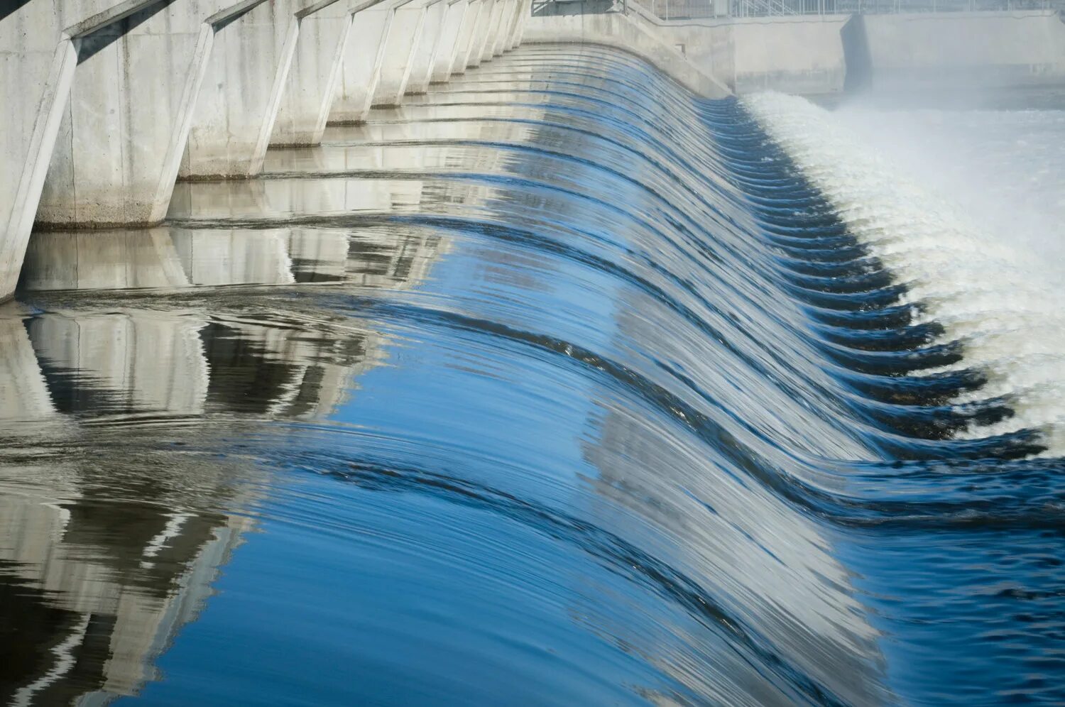 Энергия воды. Гидро. Вода на гидроэлектростанции. Сточные воды.