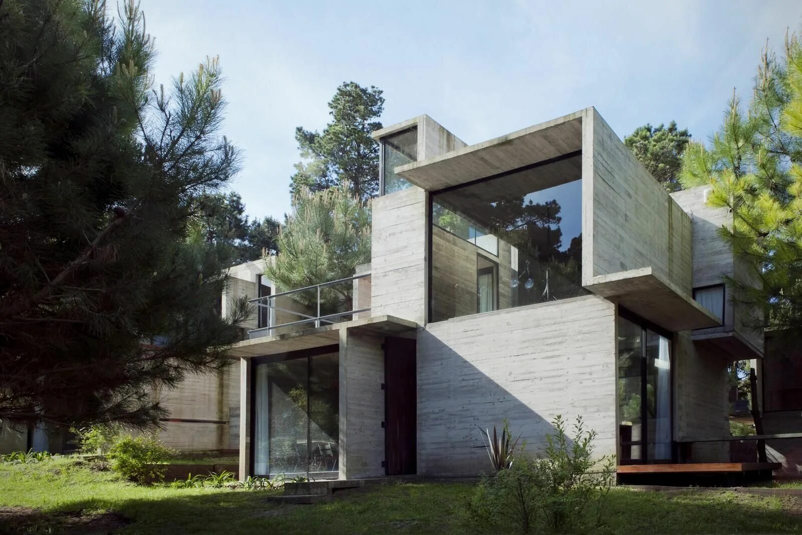 Построить дом из бетона. Лучано Крук Архитектор. Бетонный дом. Дом из бетона. Коттедж из монолитного бетона.