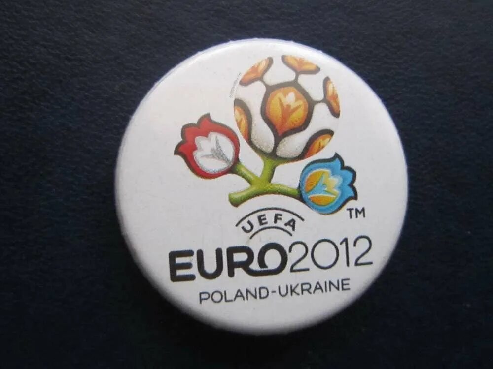 Значок евро футбол. Евро 2016. Евро 2016 символ. Евро 2020 сувениры. Значок евро 2020 по футболу.