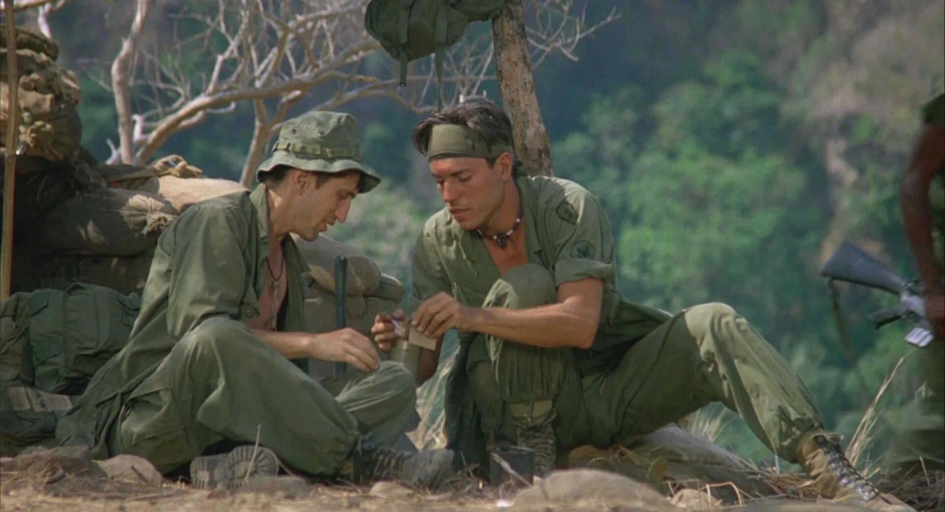 Взвод 1986 уильям дефо. Взвод 1986 джонни депп. Взвод фильм 1986. Взвод фильм 1986. Взвод л.