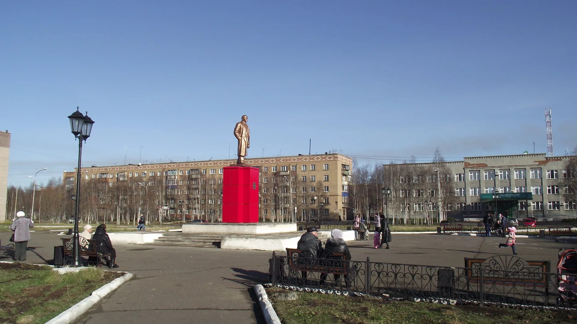 Инта сайт администрации. Инта площадь города. Республика Коми Инта площадь. Площадь Ленина город Инта. Город Инта памятник Ленина.