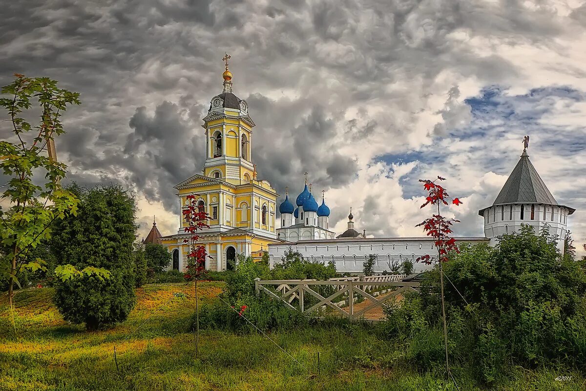 История православных монастырей россии. Высоцкий монастырь Серпухов. Церковь всех святых Высоцкий монастырь Серпухов. Серпухов Высоцкий монастырь часовня. Богородицкий Высоцкий мужской монастырь Серпухов.