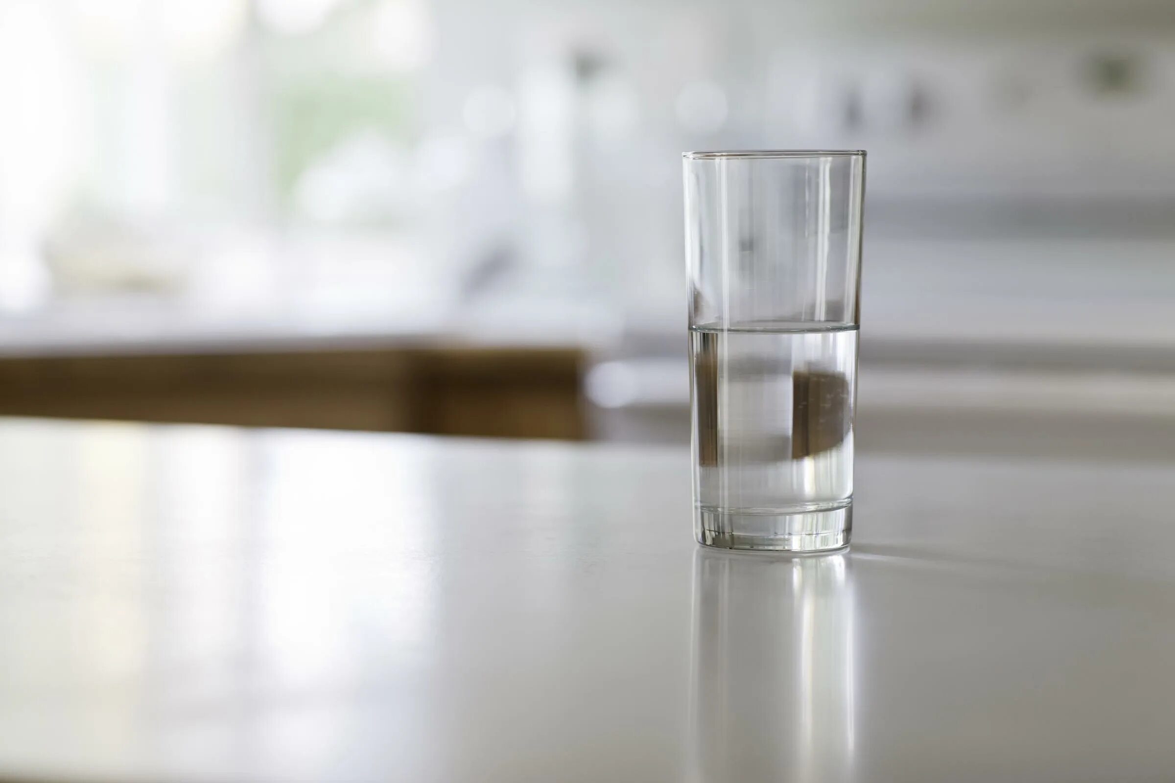 Вода стакан салфетка. Стакан воды. Стакан воды на столе. Красивые стаканы для воды. Полупустой стакан.