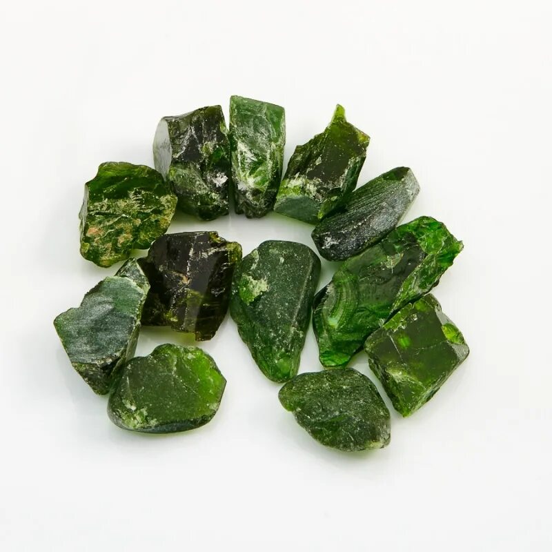 Диопсид хромдиопсид непрозрачный. Якутский изумруд хромдиопсид. Хромдиопсид. Диопсид ксенолит. Хромдиопсид.