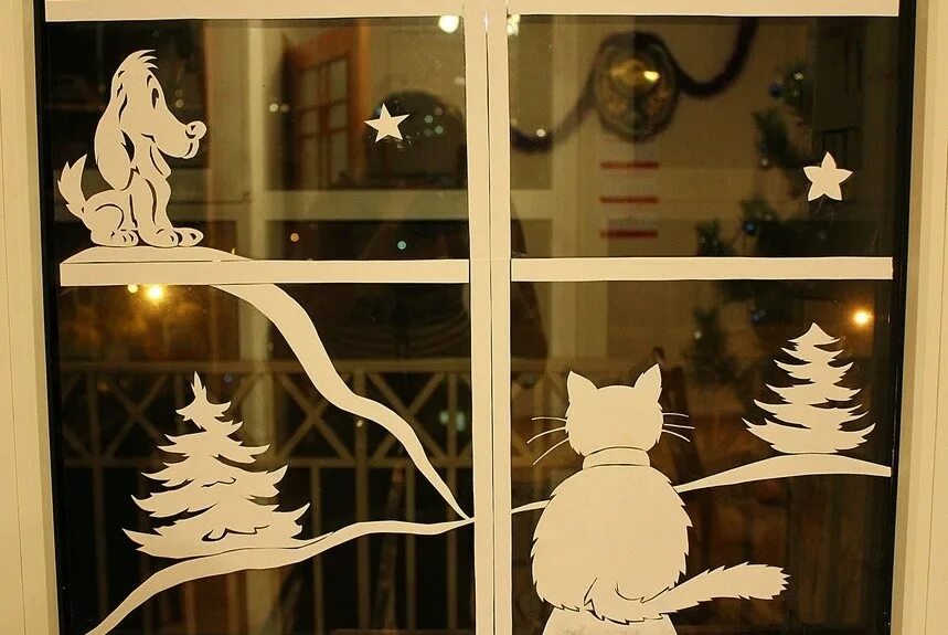 новогодние окна. новогодние сюжеты на окна. елочка для украшения окна. бумажные украшения на окна. новый год на стекле из бумаги.