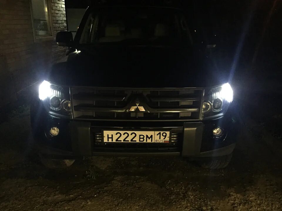 Дхо паджеро. Ходовые огни Митсубиси Паджеро 4. Mitsubishi Pajero 4 led поворотники. Мицубиси Паджеро 4 дневные ходовые огни. Ходовые огни на Паджеро 4 2007.