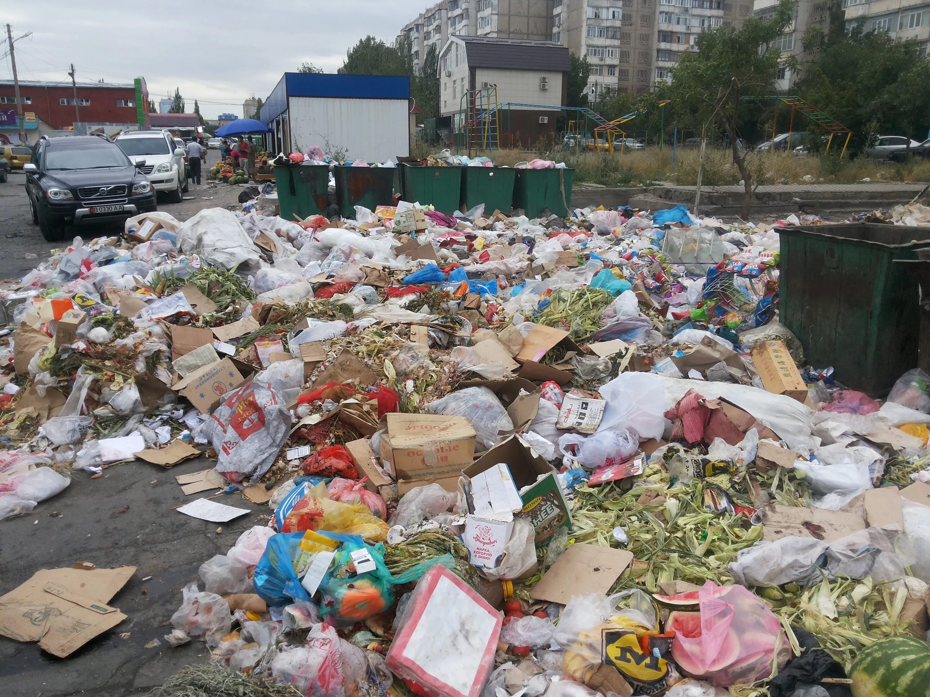 куча мусора. много мусора. свалка. куча мусора. много отходы.