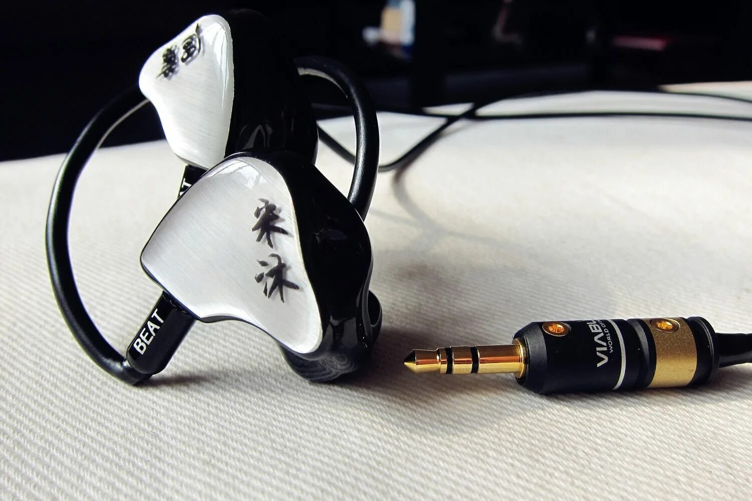 Топ iem. Iem наушники. iem наушники джису. наушники k pop. in-ear monitor наушники.