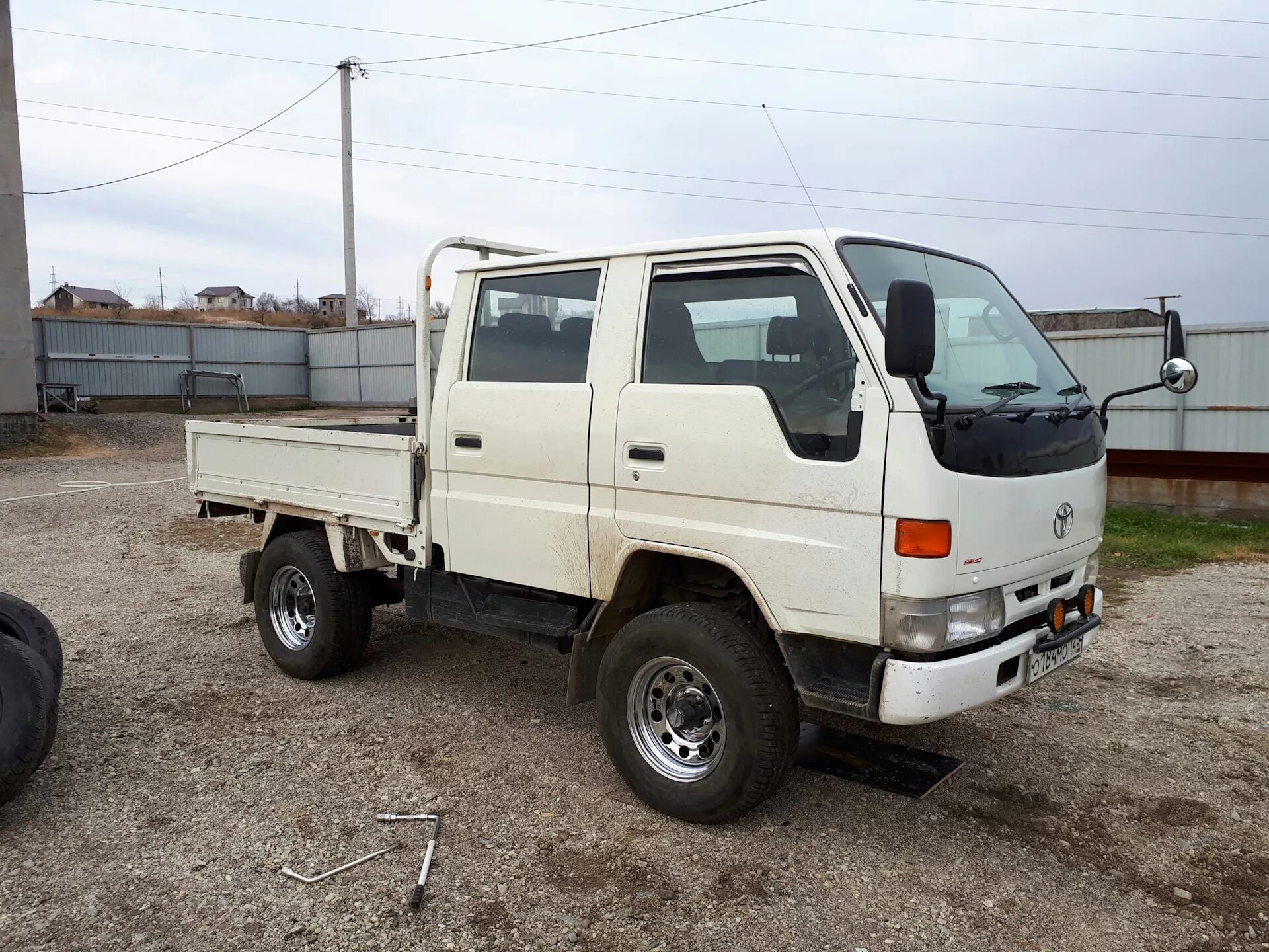 Тойота тойоайс грузовик. Toyota Dyna 4wd. Toyota Dyna 4wd 1992. Ниссан атлас 4 ВД. Toyota Toyo.